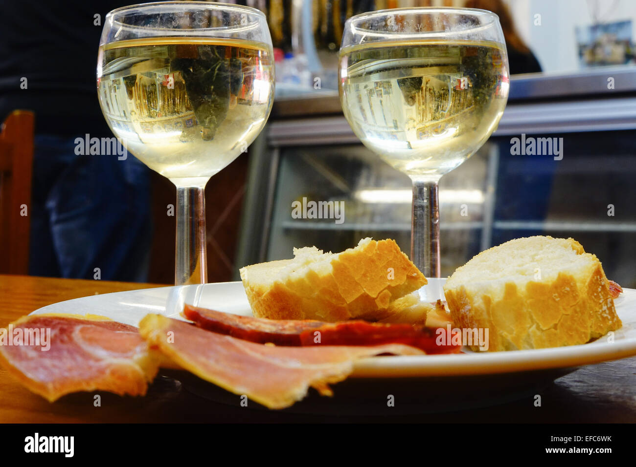 Zwei Gläser Wein, Brot, Schinken und Chorizo Tapas Bar Tisch, Benidorm, Costa Blanca, Spanien. Stockfoto