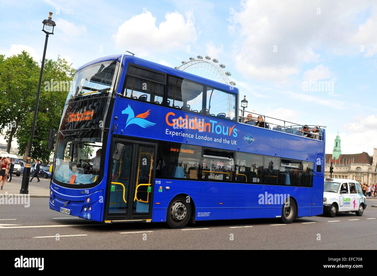 LONDON, UK - 9. Juli 2014: Moderne Doppeldecker blauen Bus Kreuze die Westminster bridge im Zentrum von London. Stockfoto