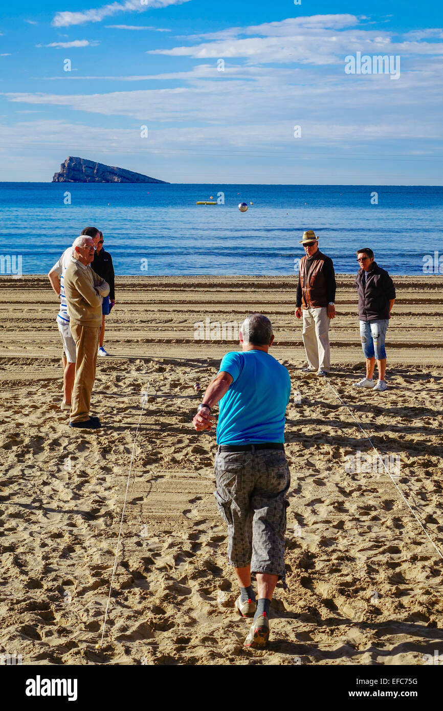 Rentner, Senioren spielen Ball Spiel am Strand, Pfaueninsel im Hintergrund, Benidorm, Costa Blanca, Spanien Stockfoto