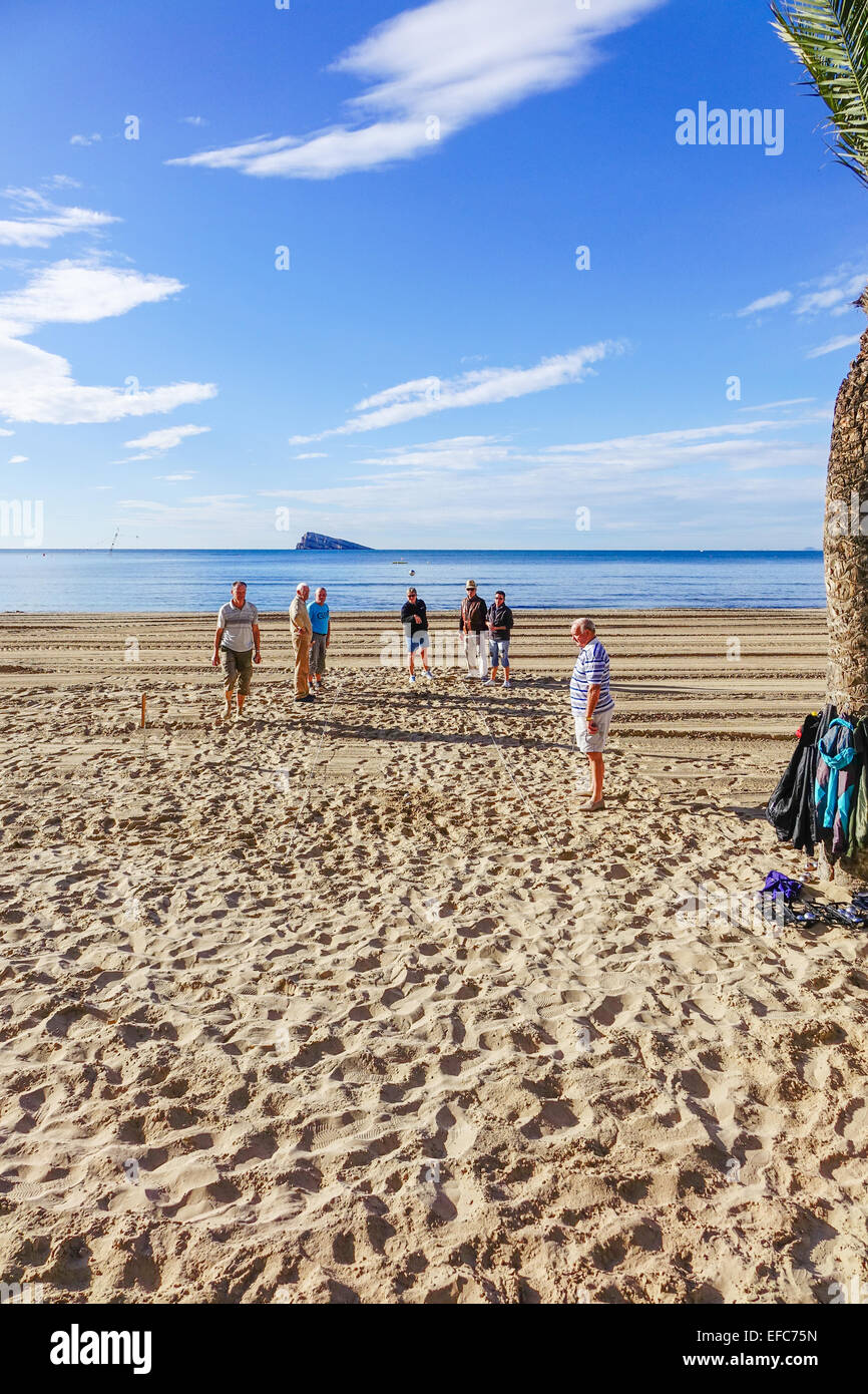 Rentner, Senioren spielen Ball Spiel am Strand, Pfaueninsel im Hintergrund, Benidorm, Costa Blanca, Spanien Stockfoto