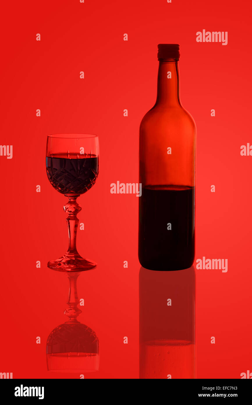 Gedacht als Hintergrundbild, dass dieses Foto zeigt eine halb volle Flasche Wein und Glasseite beleuchtet und mischen in einem roten Hintergrund mit Reflexionen Stockfoto