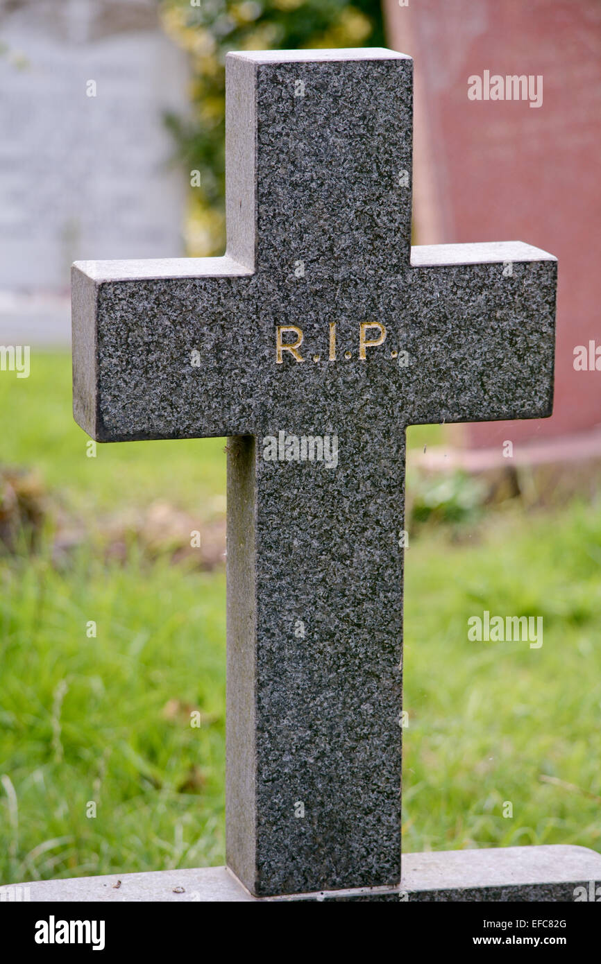 Grabstein Kreuz mit RIP auf Bedford Friedhof in Bedford, Bedfordshire,  England Stockfotografie - Alamy