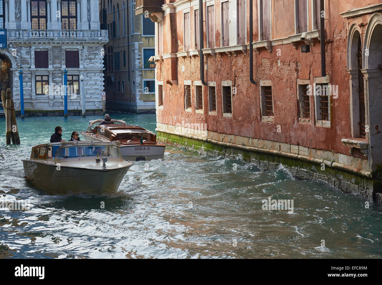 Zwei Wasser Taxis vorbei an einem Kanal Venedig Veneto Italien Europa Stockfoto