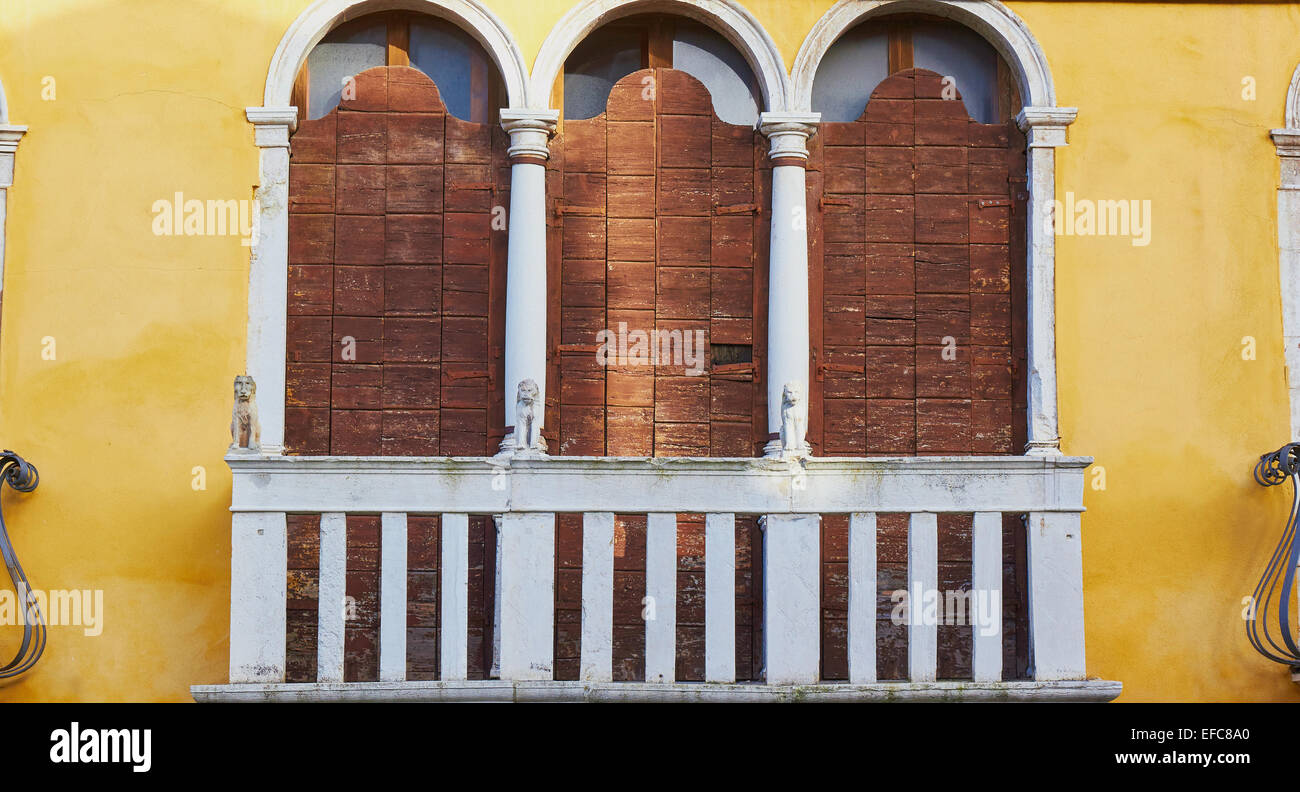 Haus mit gelben Wänden und Balkon mit Stein geschnitzten Tier Figuren Venedig Veneto Italien Europa Stockfoto