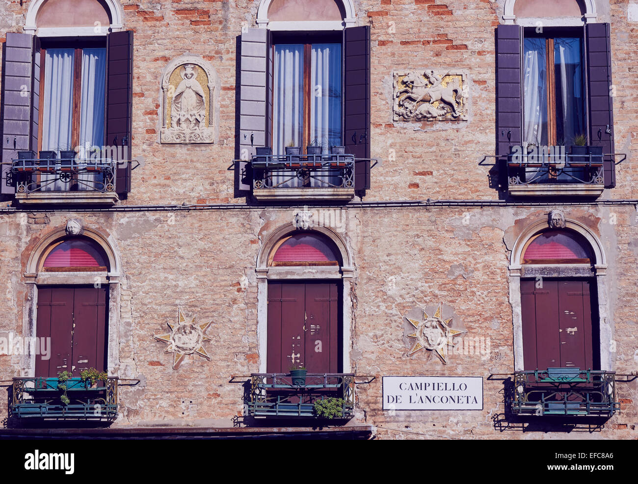 Venezianische fensterläden -Fotos und -Bildmaterial in hoher Auflösung –  Alamy | Poster