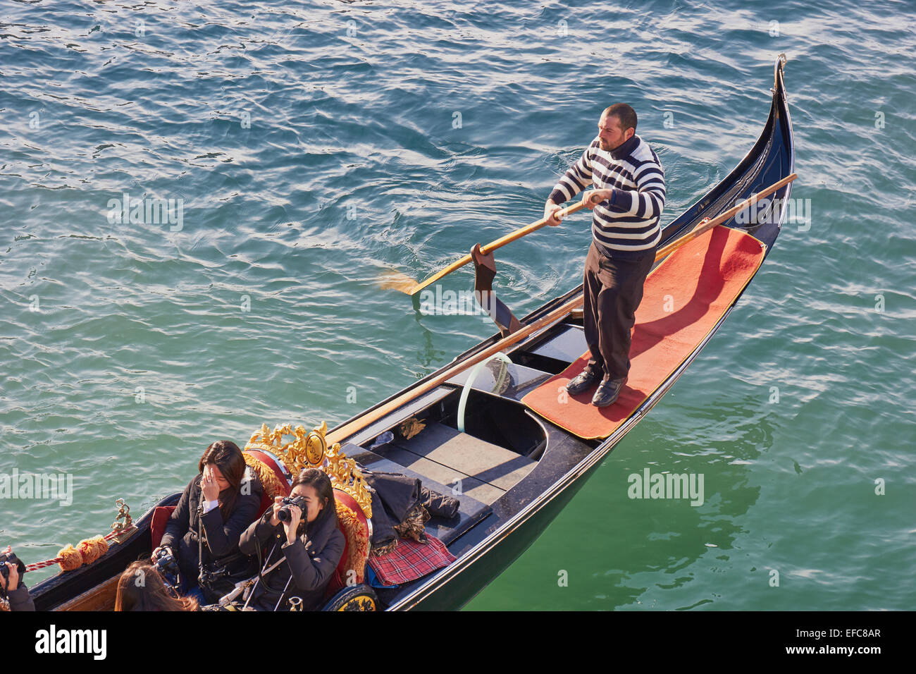 Gondoliere stehen ausgewogen treibende Gondel mit hölzernen Ruder Venedig Veneto Italien Europa Stockfoto