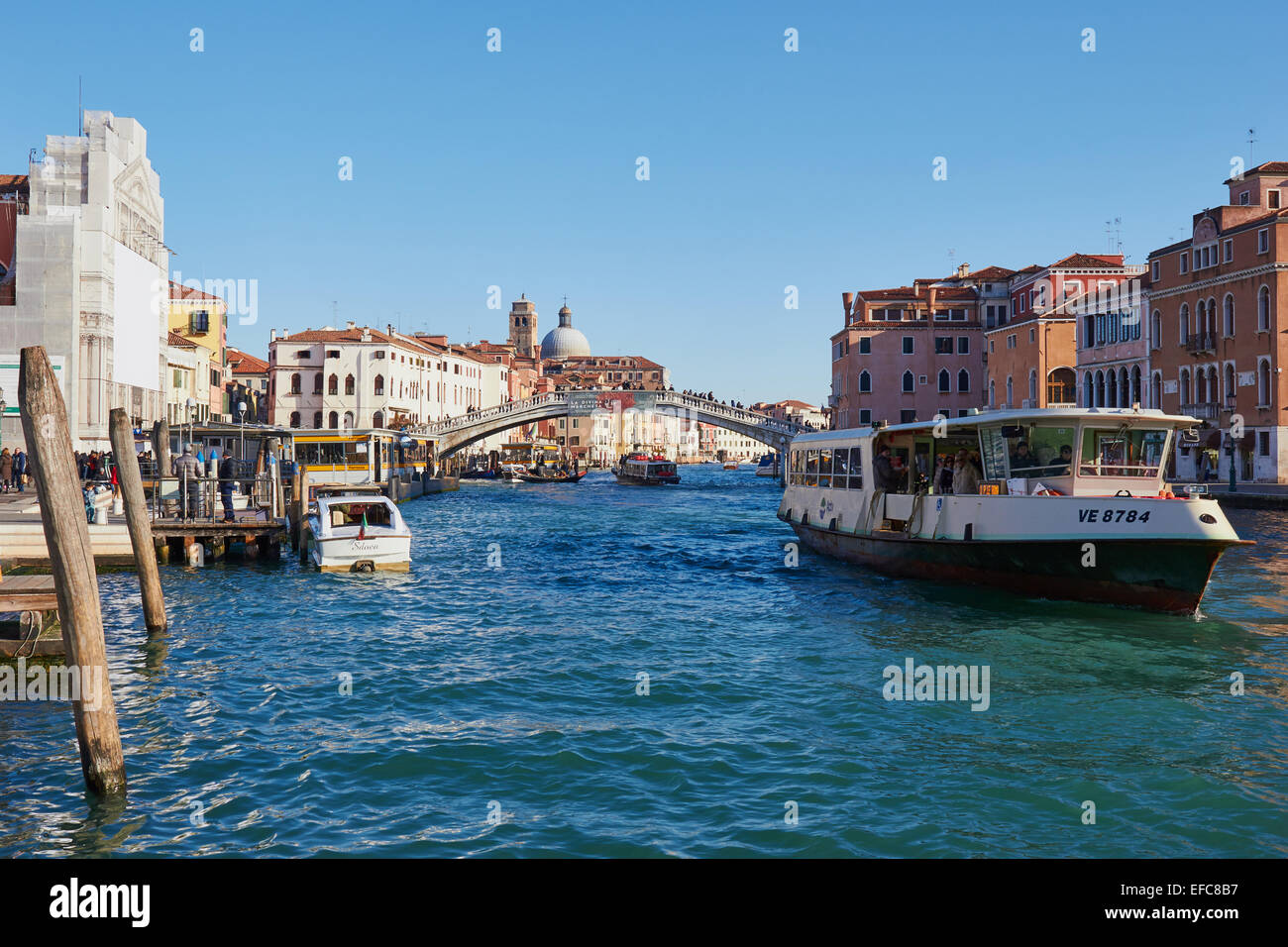 Blick entlang des Canal Grande mit Ponte Degli Scalzi (Brücke der barfuß Mönche) Venedig Veneto Italien Europa Stockfoto