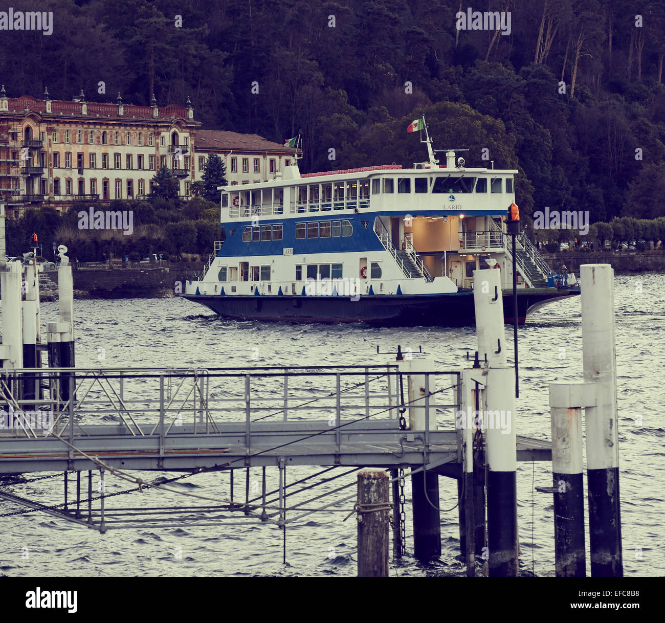 Autofähre über den Comer See in der Abenddämmerung Lombardei Italien Europa Stockfoto