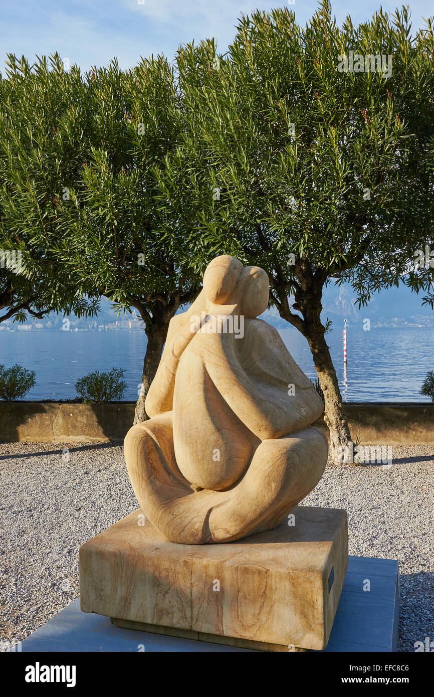 Intimita (intim) eine Skulptur von zwei miteinander verflochten Figuren von Giovanni Mason Lake Como Bellagio Italien Lombardei Europa Stockfoto
