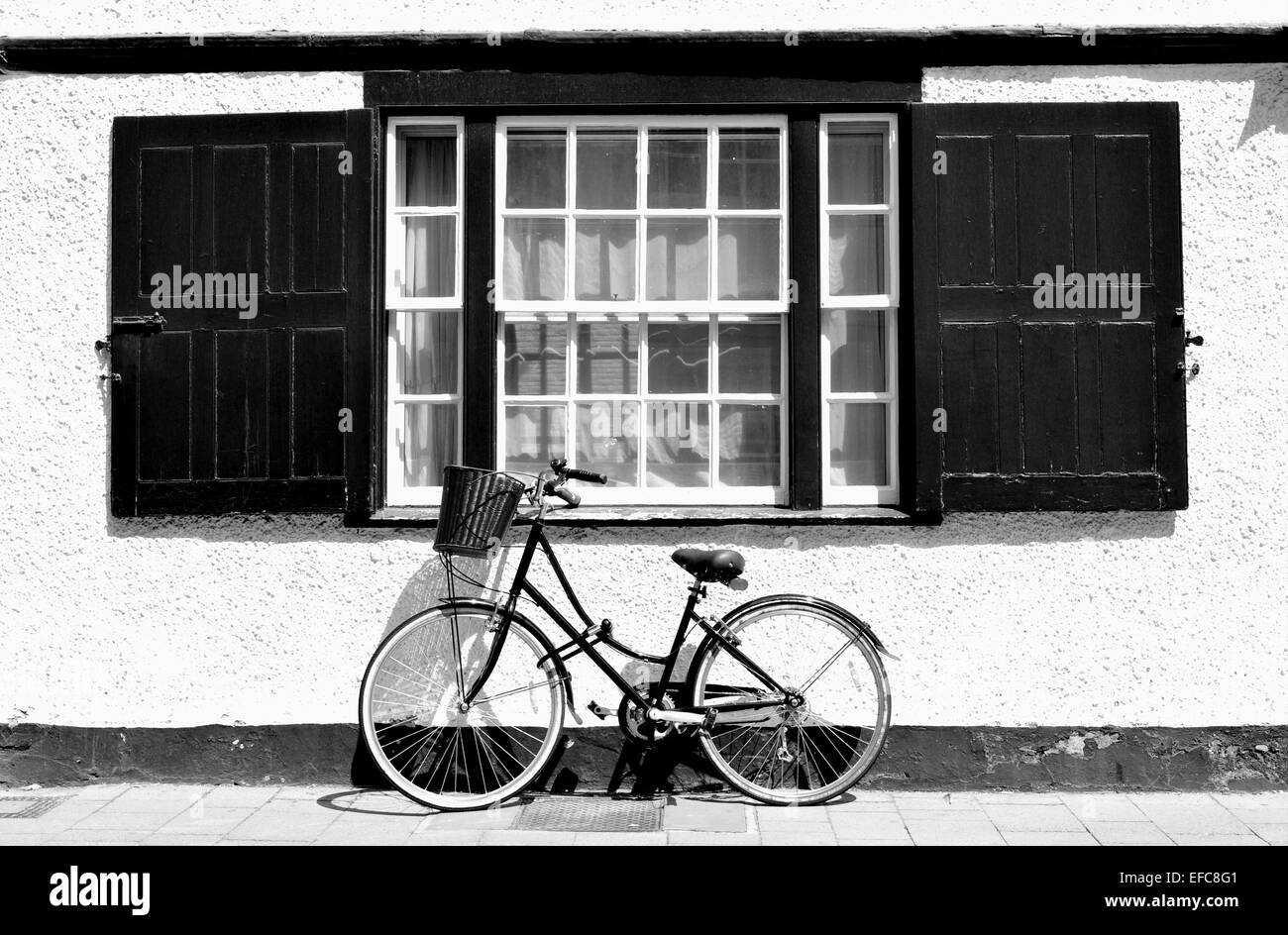 Vintage-Thema mit Fahrrad gegen Altbau Stockfoto