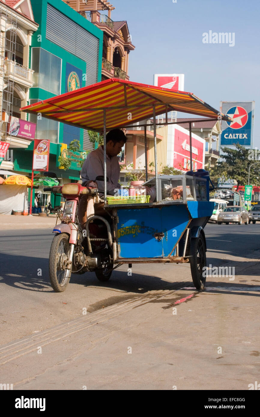 Ein Mann verkauft Suppen von einem mobilen Lebensmittel Karren auf eine Stadt Straße in Kampong Cham, Kambodscha. Stockfoto