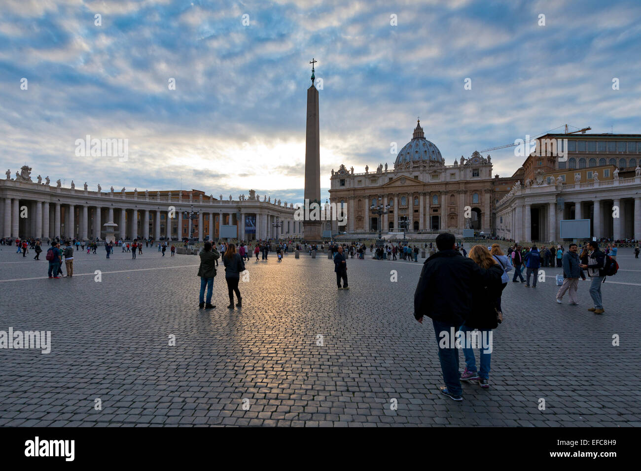 Piazza San Pietro und St. Peter Basilika an Sonnenuntergang Rom Italien Stockfoto
