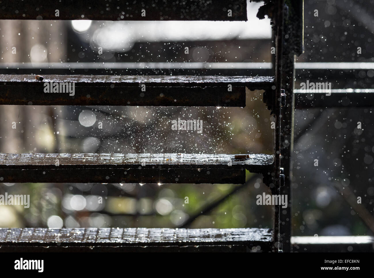 Metall Feuerleiter Treppen mit Regen fällt auf sie spritzt. Stockfoto