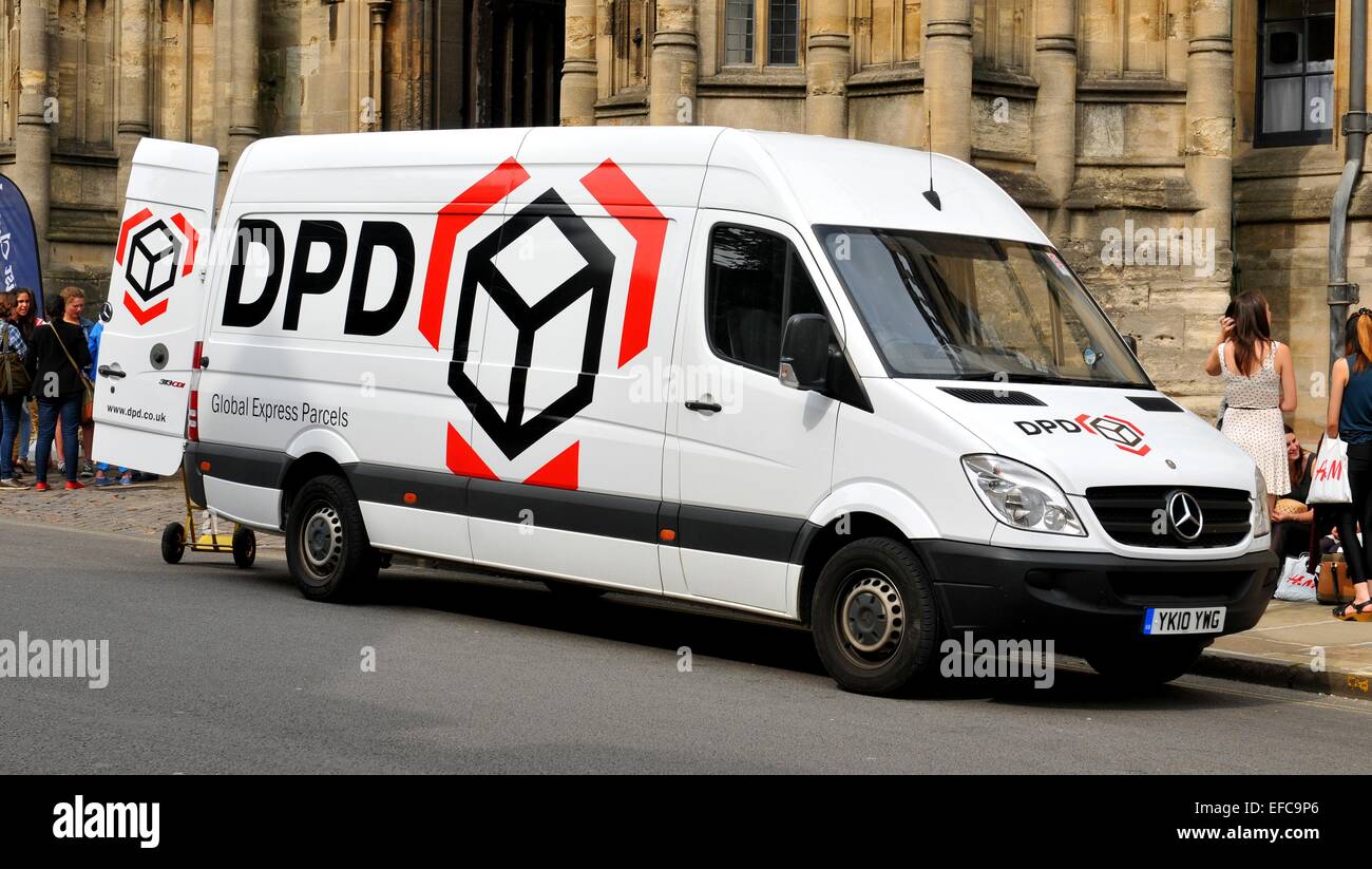 OXFORD, UK - 9. Juli 2014: Ein weißer Lieferwagen DPD vor einem alten Gebäude im zentralen Oxford geparkt. Stockfoto