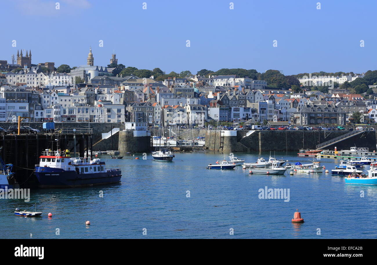 Blick in Richtung St. Peter Port, Guernsey von angrenzend an der Hafeneinfahrt. Stockfoto