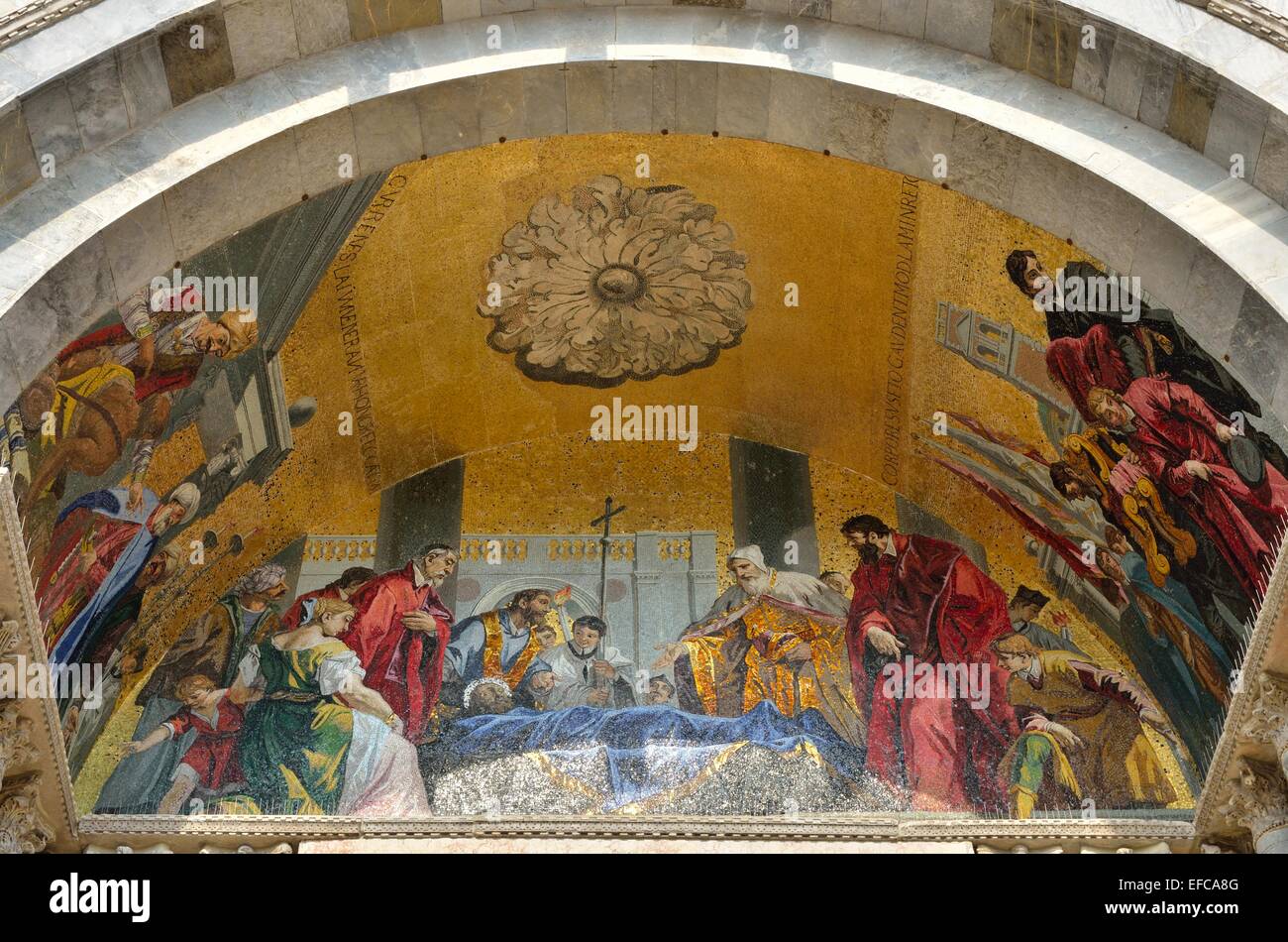 Mosaik in der Hauptfassade der Basilika von San Marco in Venedig, Italien. Stockfoto