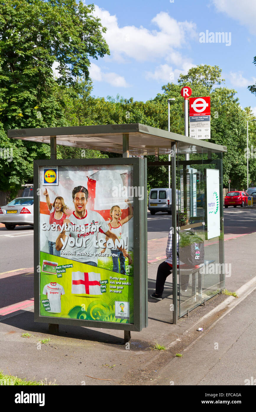 Bushaltestelle mit Lidl Anzeige für England Fußballtrikots und Bekleidung  gesehen in Morden Surrey, Süd-London Stockfotografie - Alamy