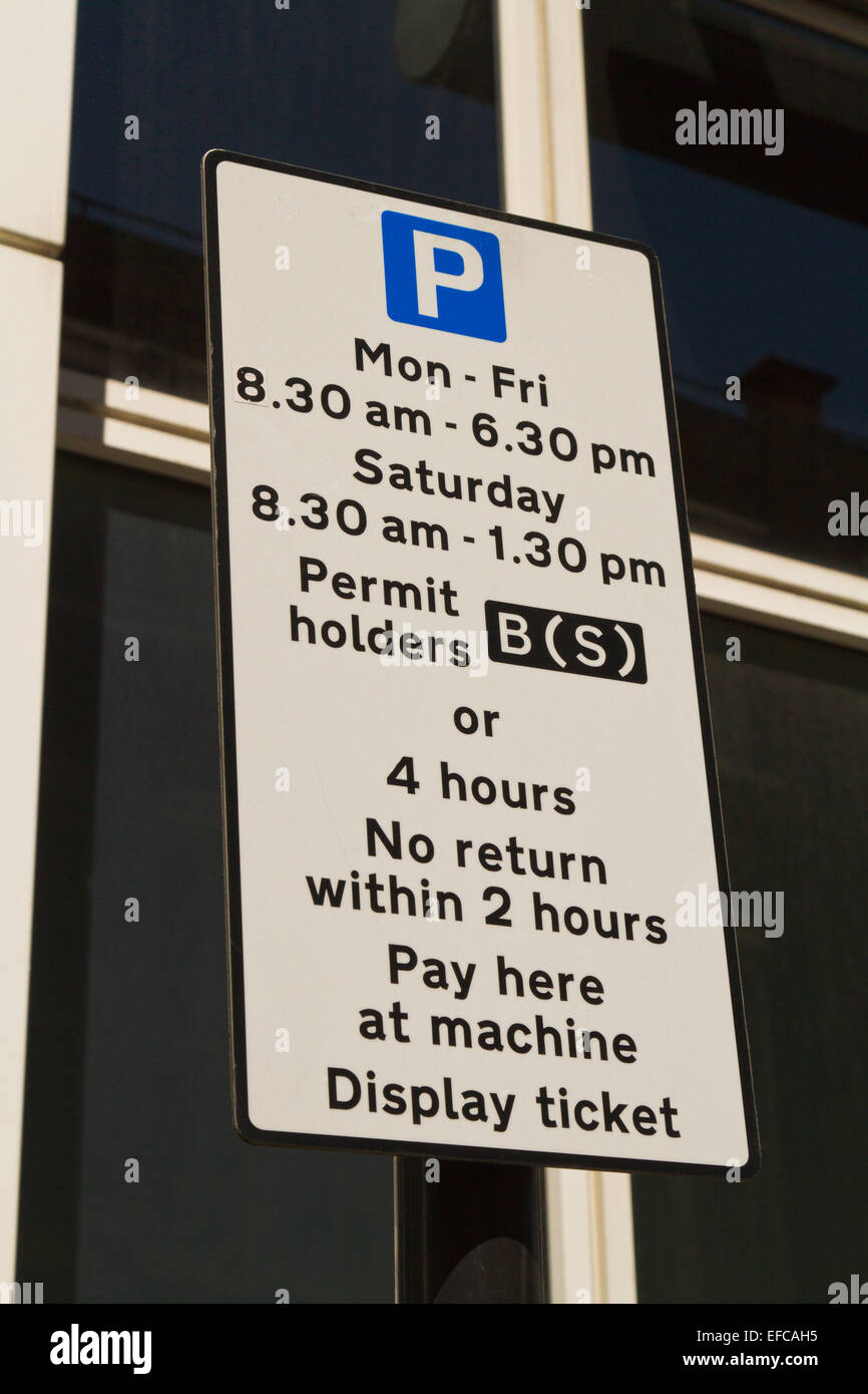 Verwirrende Parkplatz Schild im Zentrum von London, zeigt Einschränkungen Montag bis Freitag und Samstag Stockfoto