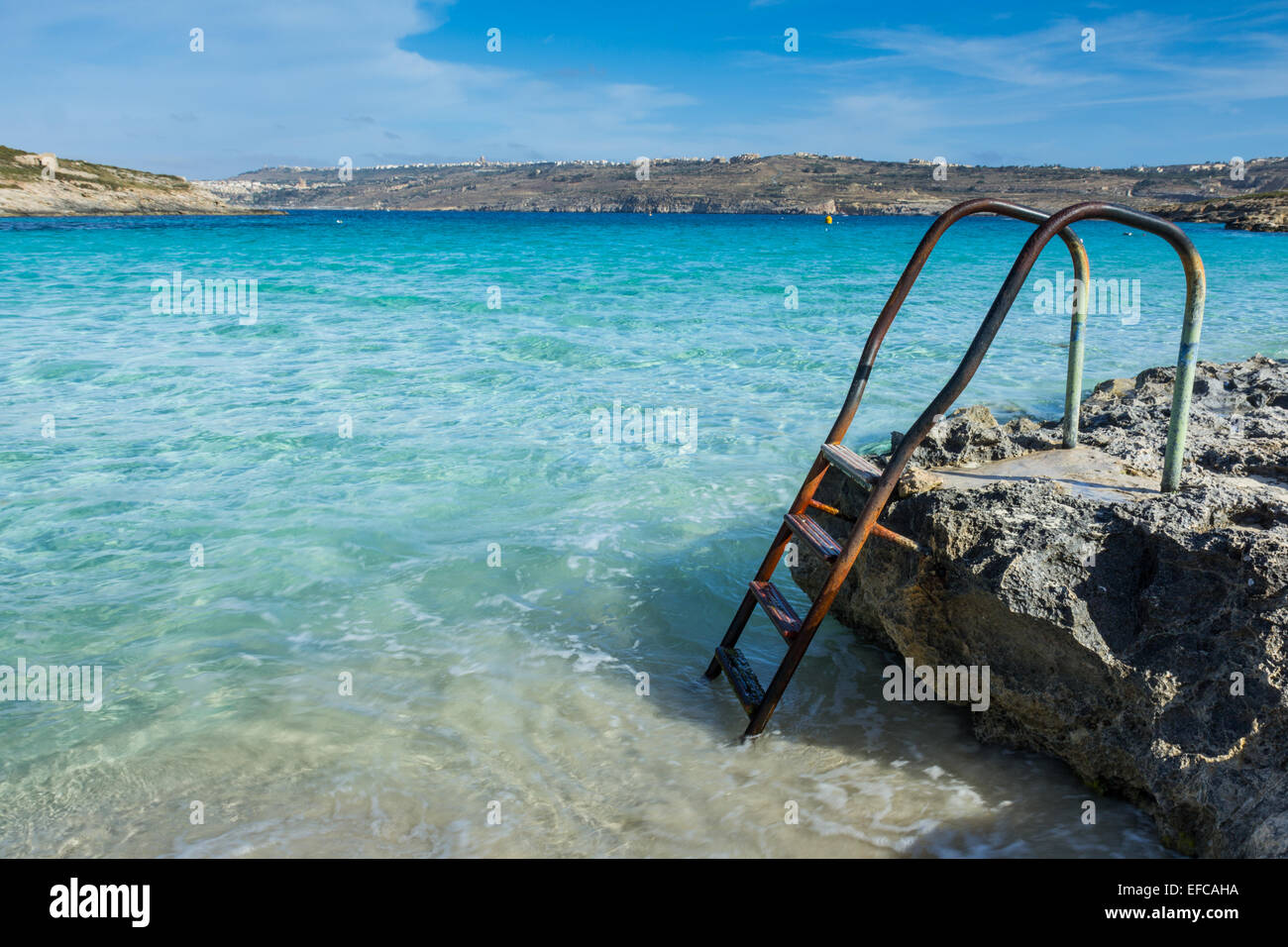 Leiter führt hinunter ins schöne Blauwasser. Stockfoto