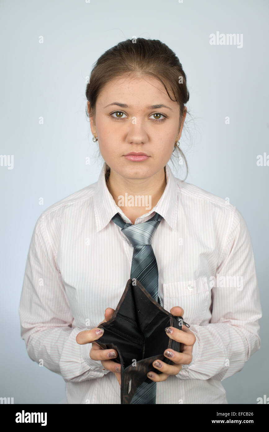 junge Frau tragen Businesshemd zeigt ihre leeren Geldbeutel Stockfoto