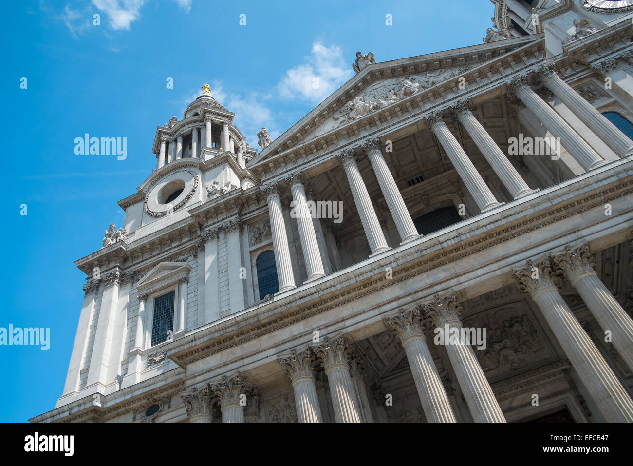 LONDON, UK - 3. Mai 2014: Vorderansicht der St Pauls Cathedral, einem beliebten touristischen Ort in London im Mai 2014 Stockfoto