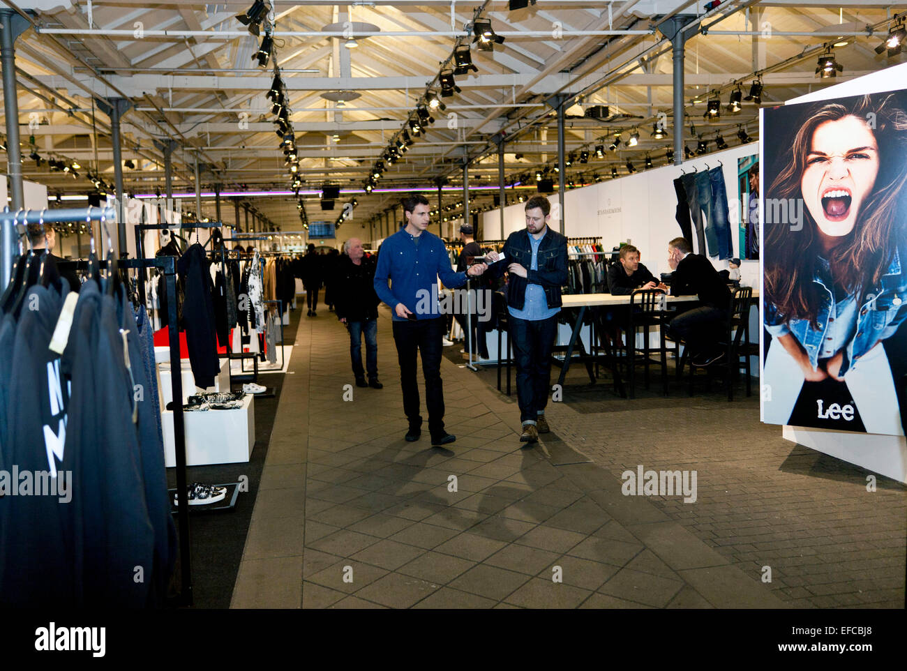 Kopenhagen, Dänemark: 30. Januar 2015: Messestände und Besucher auf der Kopenhagen Fashion Week.  Hier Bilder vom Veranstaltungsort in Øksnehallen in inneren Kopenhagen. Bildnachweis: OJPHOTOS/Alamy Live-Nachrichten Stockfoto