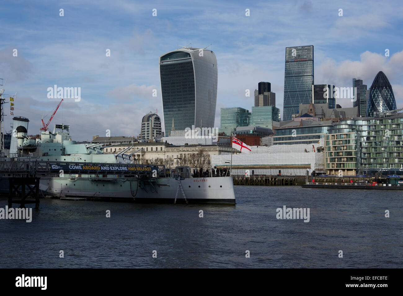 London, UK. 30. Januar 2015. Fotografen und Kameraleute sammeln auf dem Bogen der HMS Belfast wartet auf die Weitergabe von Overlord sowie die begleitende Flotte von Booten Credit: Emma Durnford/Alamy Live News Stockfoto