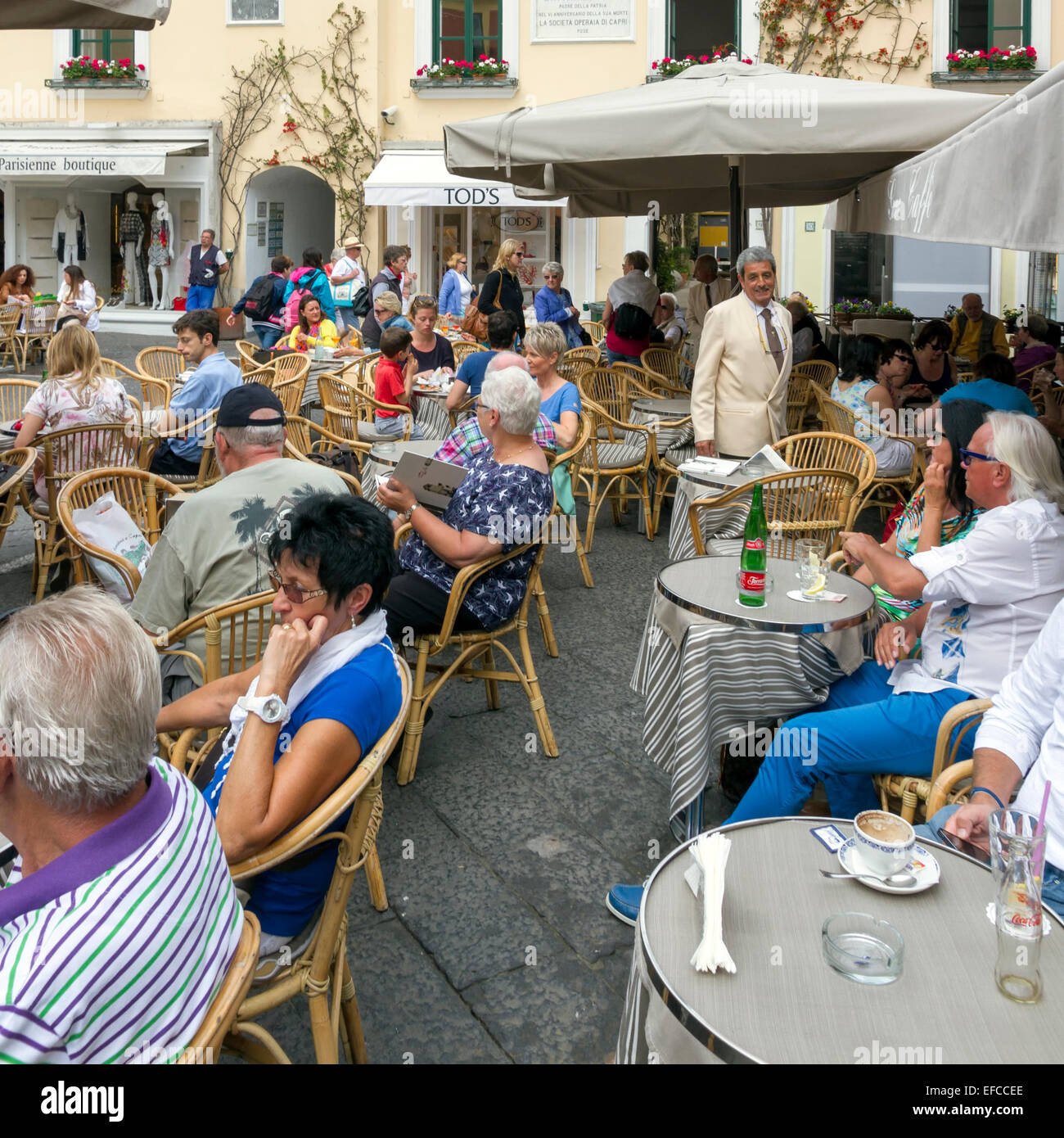 Touristen genießen Sie die Atmosphäre in einem Café in Anacapri Stockfoto