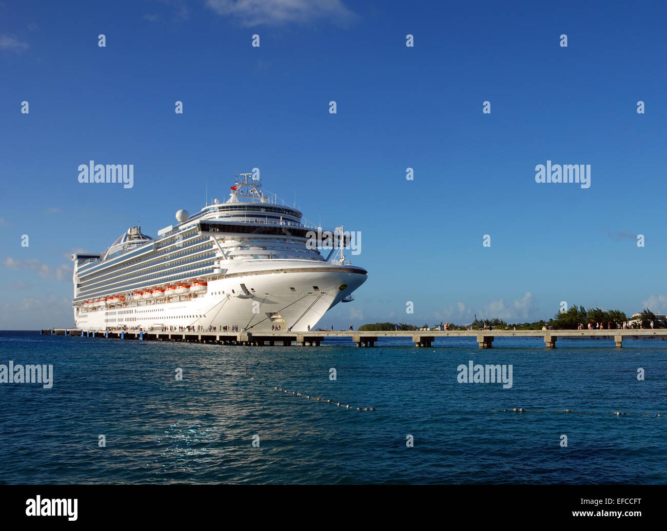 Kreuzfahrtschiff im dock Stockfoto