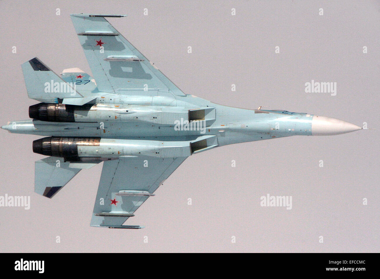 Russischen Föderation Air Force Su-27 Sukhoi Kämpfer Flugzeuge Banken während ein Abfangen von einem simulierten entführte Flugzeug in russischen Luftraum während der Übung wachsam Eagle 10. August 2010 über Alaska. In der Übung sollen Russland, Kanada und USA in zusammenarbeiten, um zu erkennen, verfolgen, identifizieren und ein entführtes Flugzeug zu folgen, da es über internationale Grenzen hinweg geht. Stockfoto