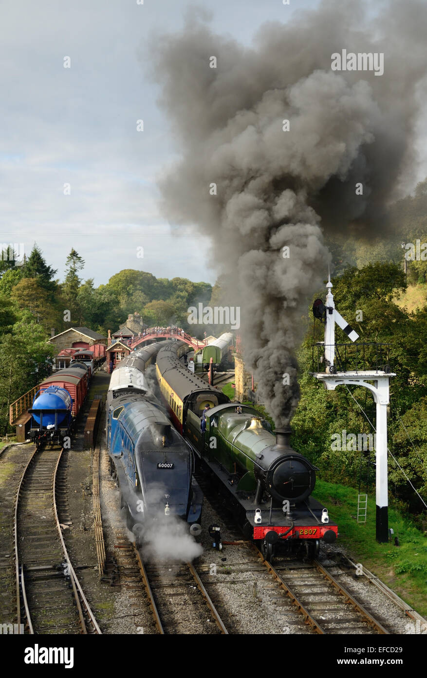 GWR Lok Nr. 2807 ausgehend von Goathland Station, neben LNER Class A4 Pacific No 60007 "Sir Nigel Gresley". Stockfoto