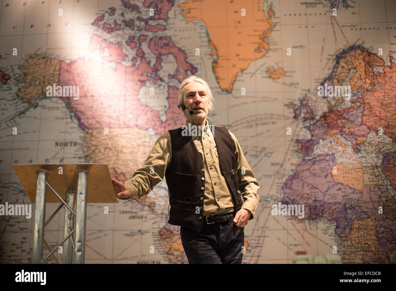 Simon Barnes reden bei der Destination Travel zeigen Kensington Olympia. Eine riesige Weltkarte ist im Hintergrund. Stockfoto