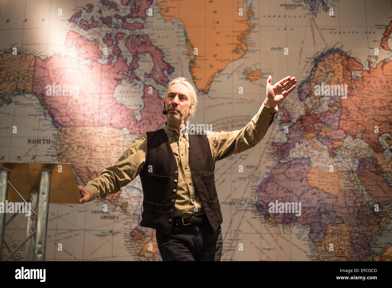 Simon Barnes reden bei der Destination Travel zeigen Kensington Olympia. Eine riesige Weltkarte ist im Hintergrund. Stockfoto