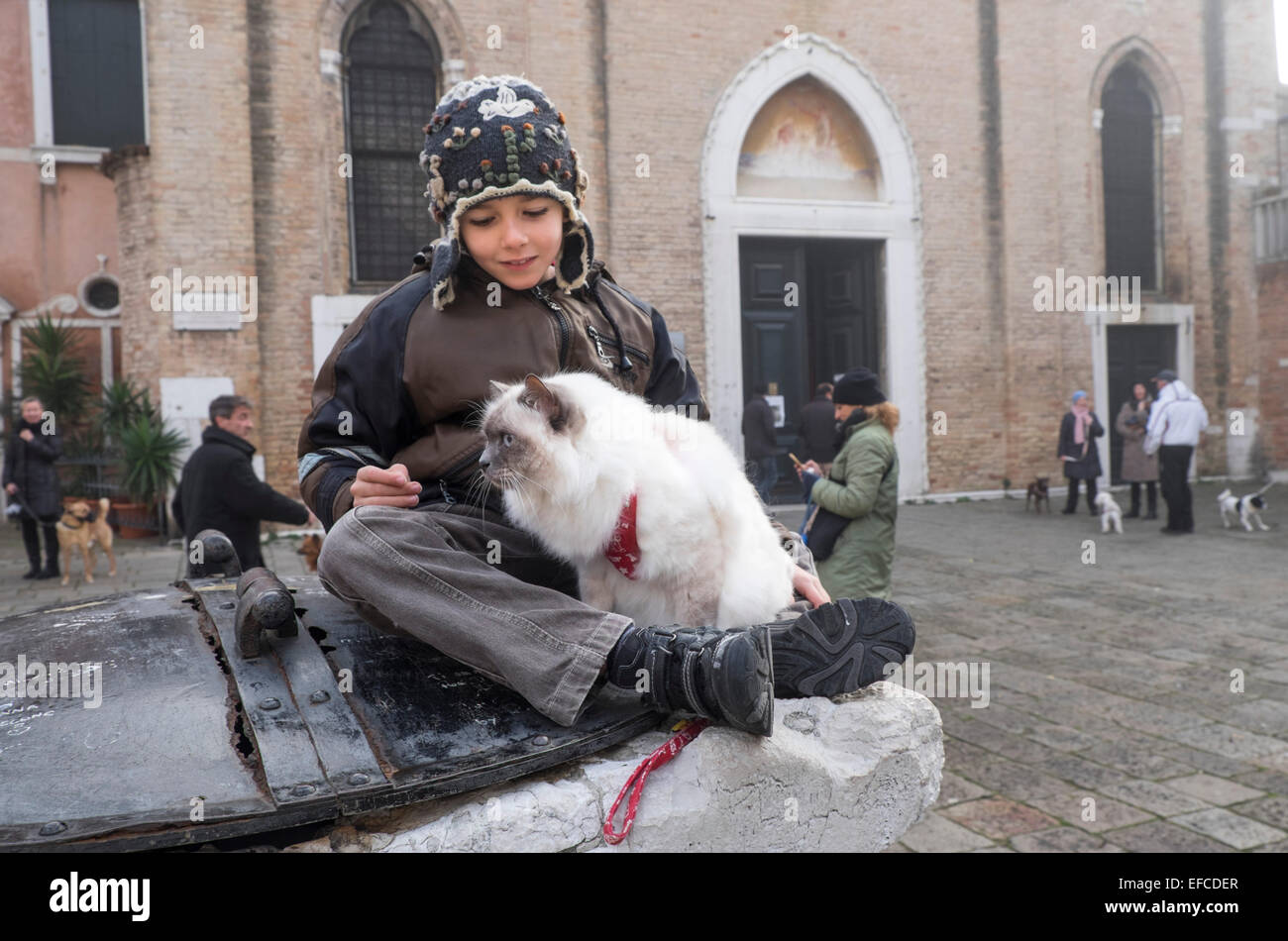 Eigentümer mit ihren Haustieren besuchen einen speziellen Service mit einem Segen Tiere, Kirche von S Giovanni Battista, Venedig, Italien Stockfoto