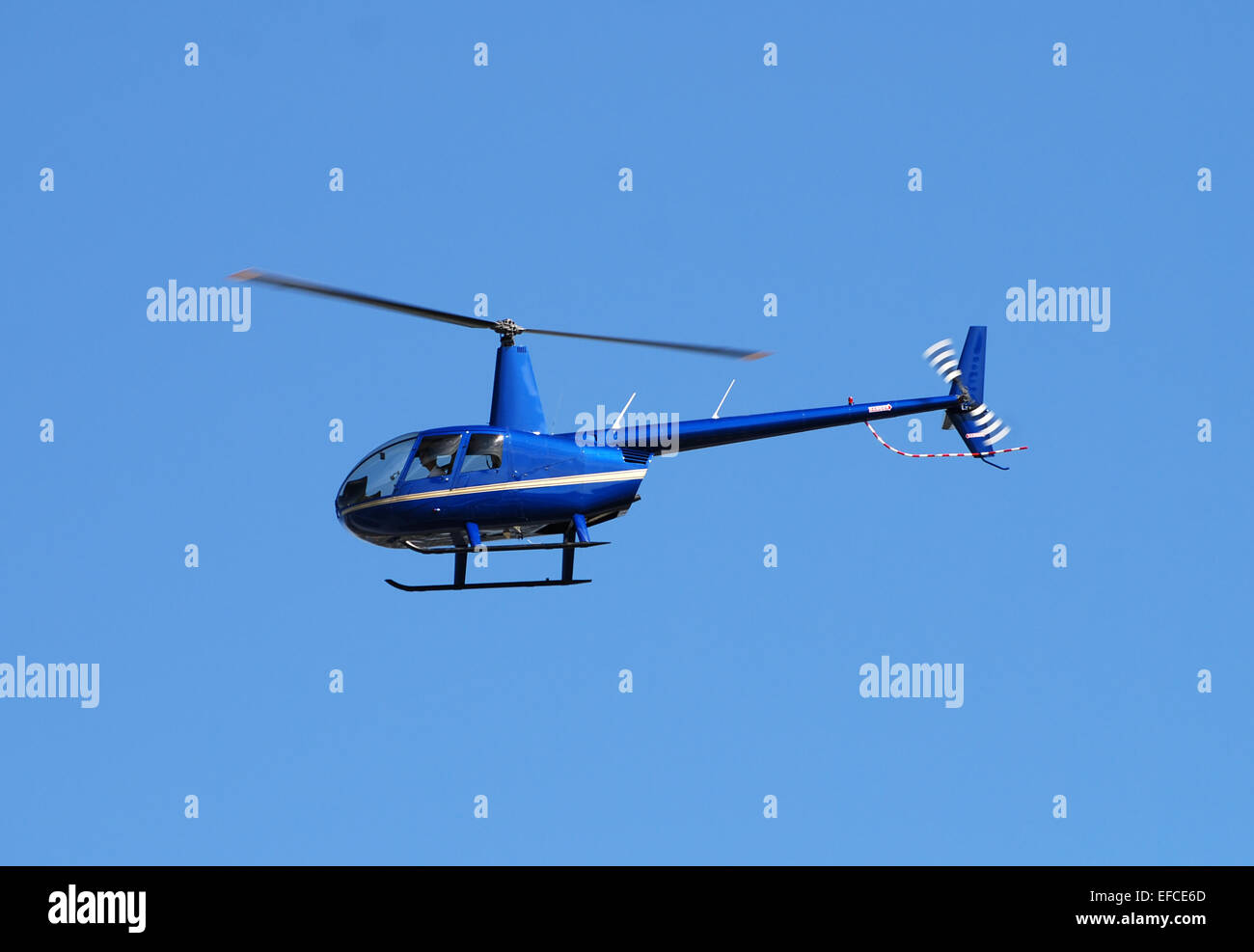 Kleine private Hubschrauber fliegen durch Stockfoto