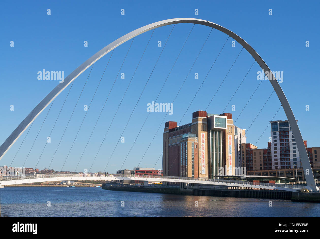 Gateshead Millennium Bridge, mit der Ostsee-Galerie in den Hintergrund, Nord-Ost-England, UK Stockfoto