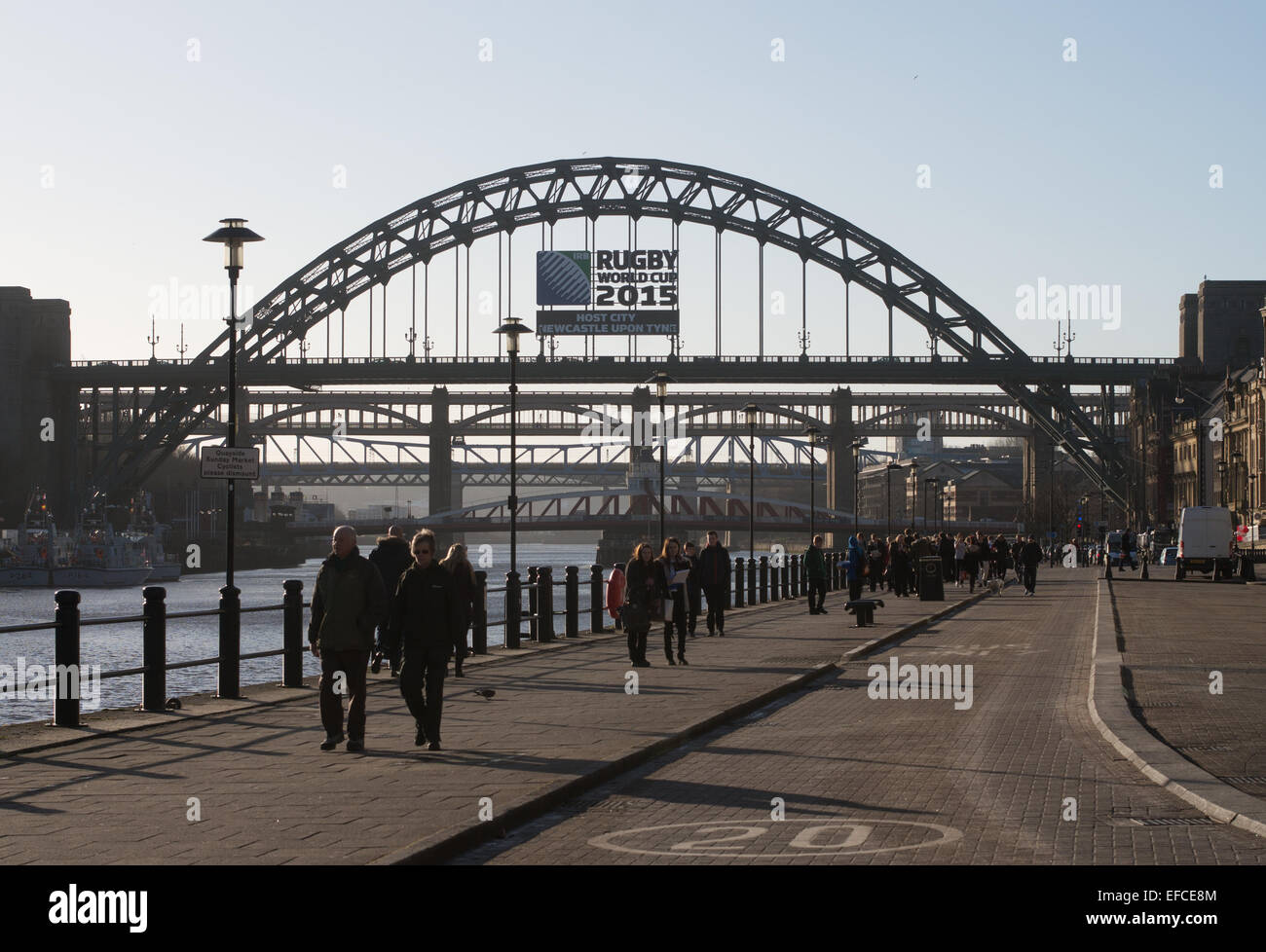 Menschen zu Fuß entlang Newcastle Quayside mit den Tyne Bridges in den Hintergrund, Newcastle Upon Tyne, England, UK Stockfoto