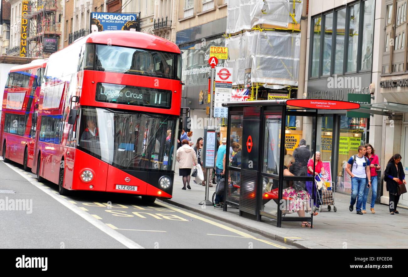 LONDON, VEREINIGTES KÖNIGREICH. 9. Juli 2014: Moderne roten Doppeldecker-Bus hält an der Bushaltestelle im Zentrum von London Stockfoto