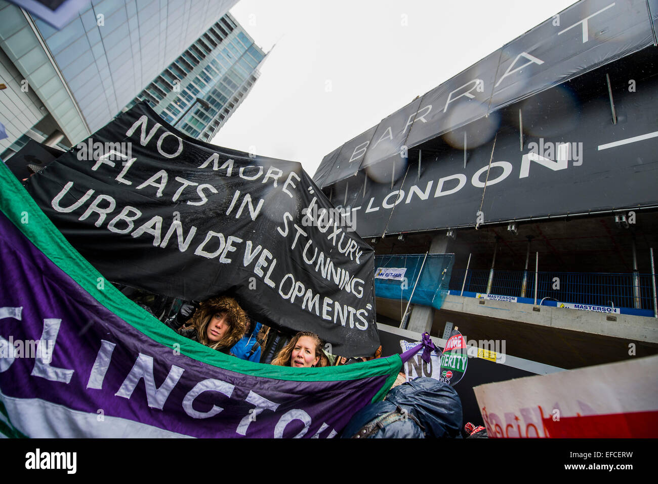 London, UK. 31. Januar 2015. Hier vorbei ein Luxus Barratt Entwicklung am Aldgate. Menschen marschierten aus Süd-London und East London City Hall, bessere Häuser für Londoner und ein Ende der Krise im Wohnungsbau zu verlangen. Forderungen enthalten Mietpreisbindung, preiswerte und sichere Häuser für alle, ein Ende der Schlafzimmer-Steuer und Wohlfahrt Kappen und den Bau von neuen Häusern Rates. Die Veranstaltung wurde von verteidigen Rat Housing und South London Menschen Montage genannt. Und die East London-Route begann in Parish Kirche von St. Leonard, Shoreditch, London, Vereinigtes Königreich. 31. Januar 2015. Bildnachweis: Guy Bell/Alamy Live neu Stockfoto