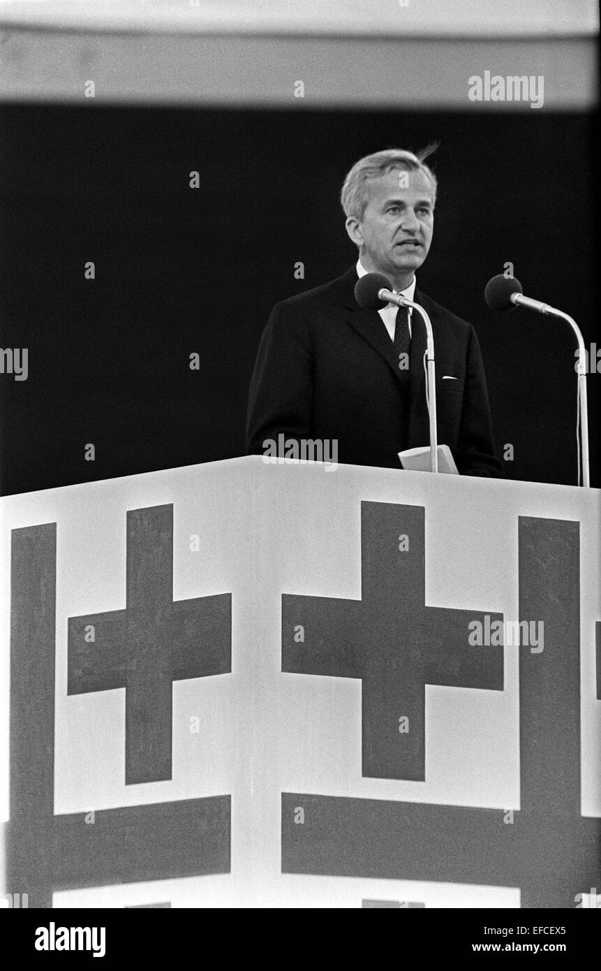 (DATEI) Eine Archiv Bild vom 16. Juli 1969, zeigt der ehemalige Bundespräsident Richard von Weizsaecker als Kirchentagspräsident (lit.) Kongress-Präsident der Kirche) im Neckarstadion in Stuttgart. Nach Dpa-Informationen starb Von Weizsäcker im Alter von 94 Jahren am 31. Januar 2015. Foto: FRITZ REISS/Dpa (nur b&w) Stockfoto