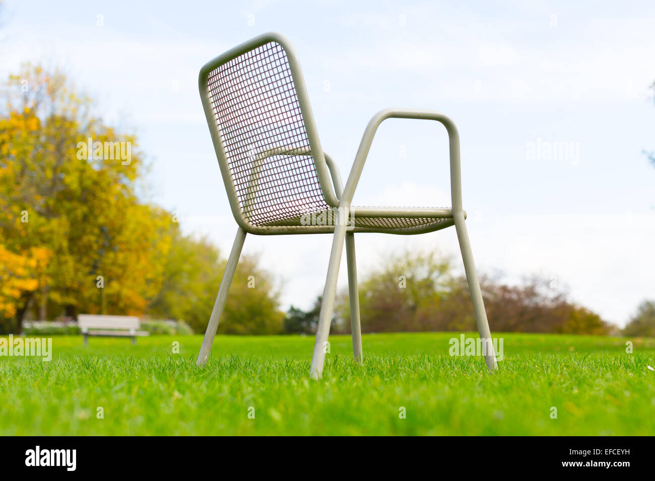 Metall-Stuhl auf einem grünen Rasen Stockfoto