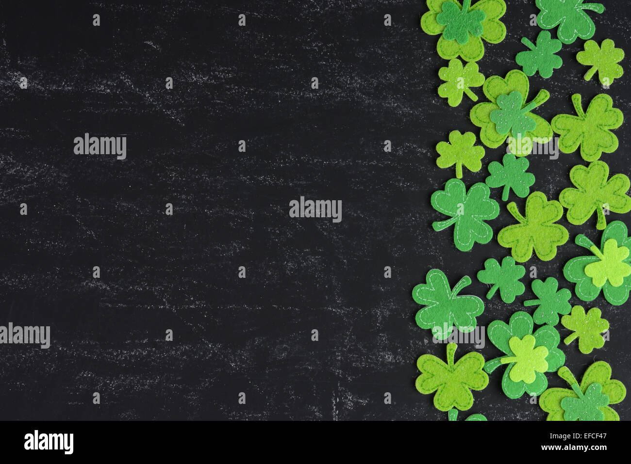 Grünen Klee auf Tafel Hintergrund Hintergrund für St. Patricks Day Holiday Stockfoto