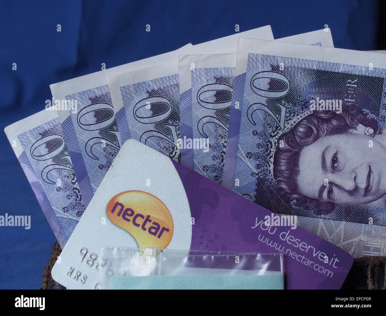 Hundert Pfund in zwanzig Pfund-Noten mit einem Speicher Karte aus der Brieftasche Stockfoto