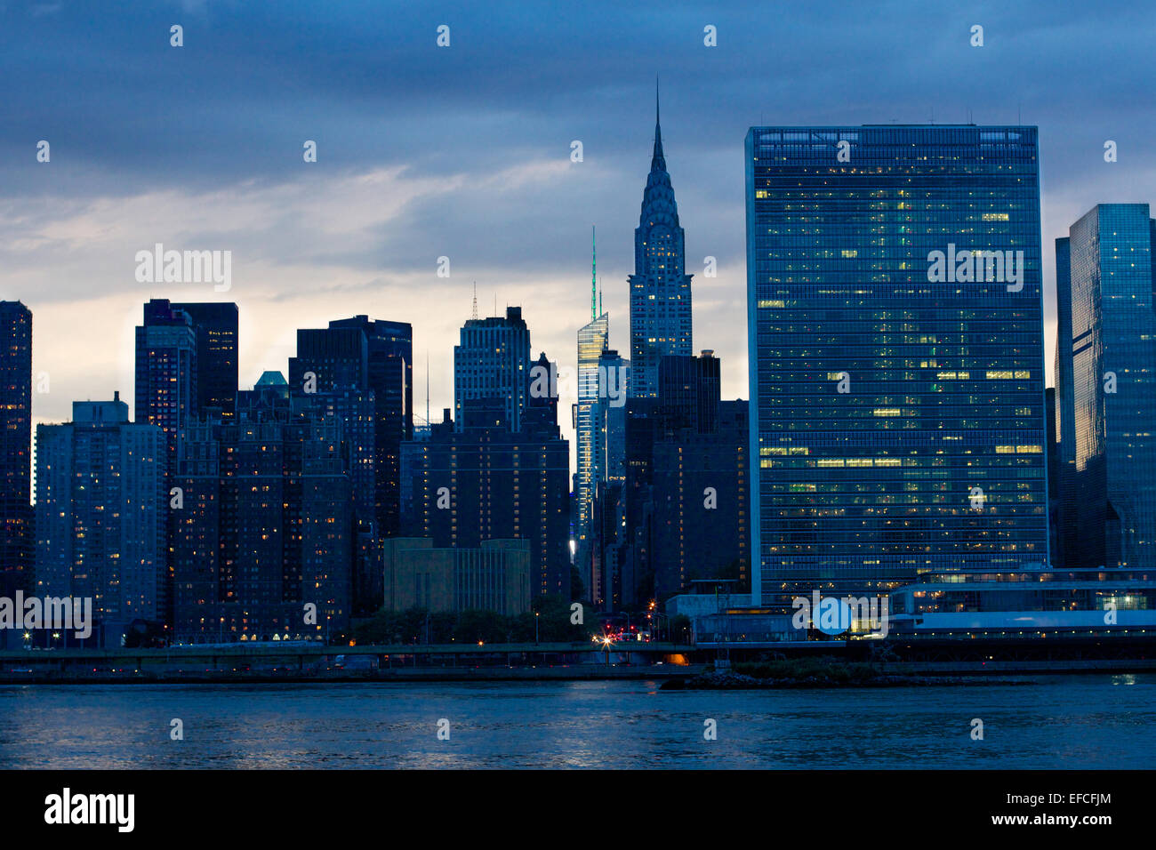 Blick auf Midtown Manhattan East River Waterfront mit der UNO-Hauptsitz in New York, NY, USA. Stockfoto