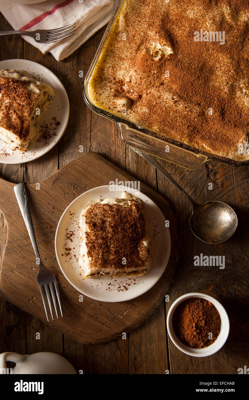 Hausgemachte Tiramisu zum Nachtisch mit Kaffee und Schokolade Stockfoto