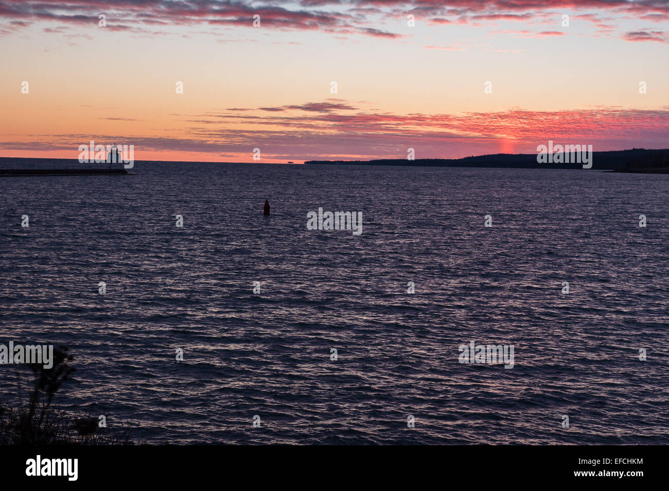 Sonnenuntergang am Wasser Stockfoto