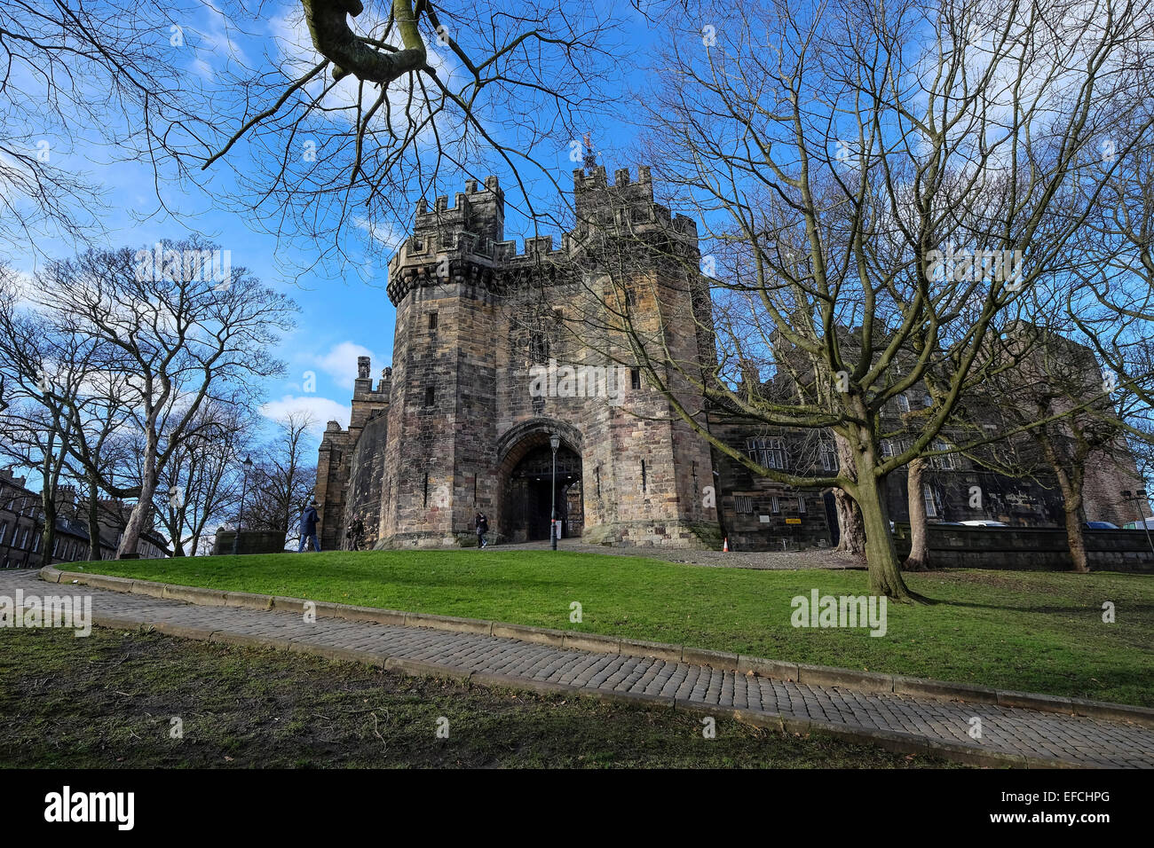Lancaster, England: Der historische Eingang in Lancaster Castle. Stockfoto