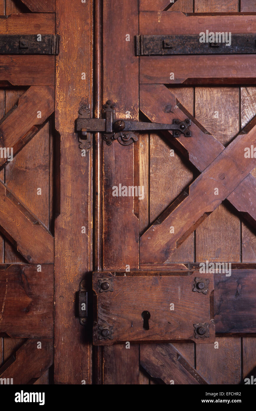 Detail Der Schweren Holztur Mit Metall Riegel Und Scharniere Und Holz Schlusselloch Box Stockfotografie Alamy