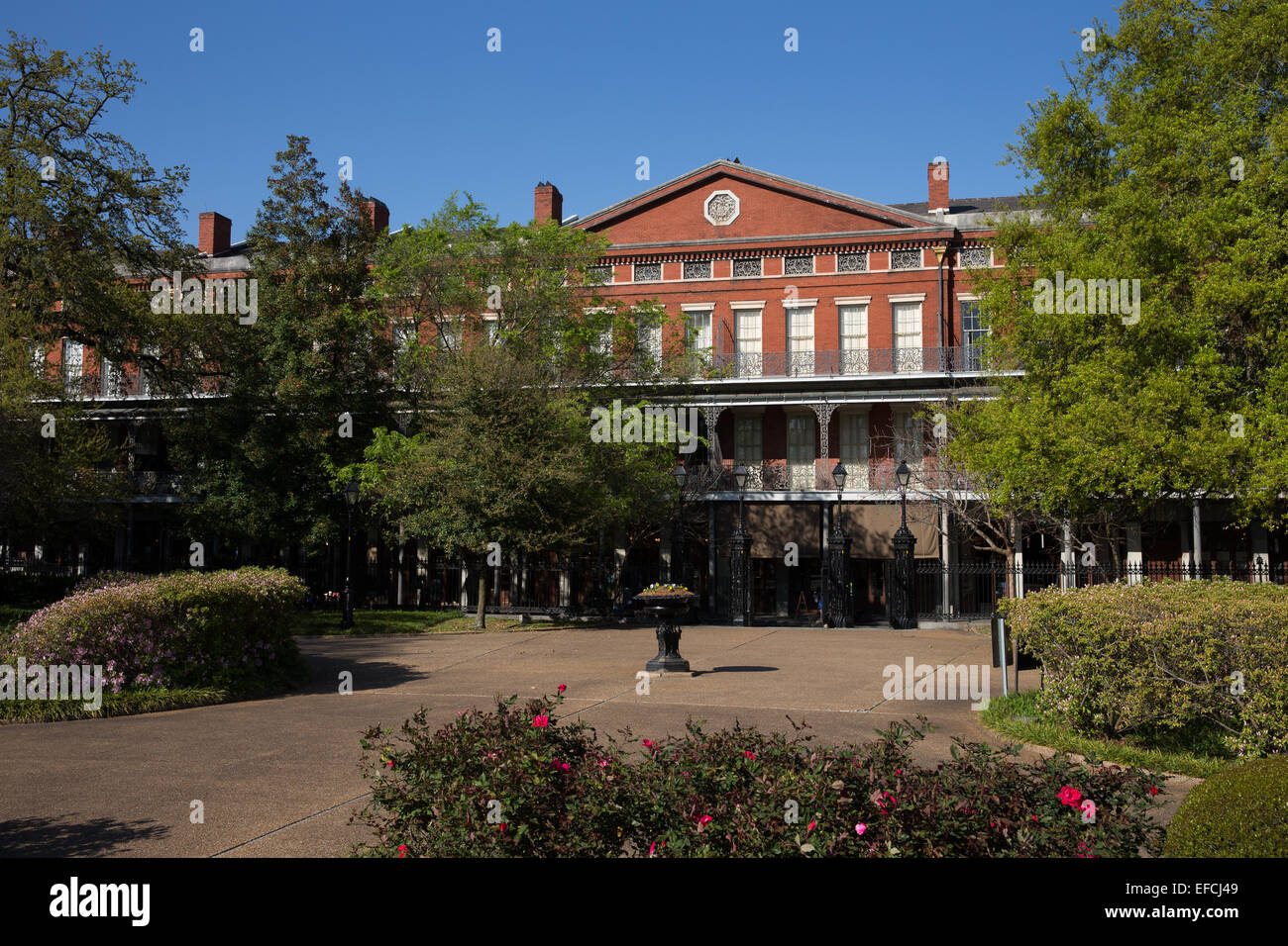 Pontalba Gebäude von Jackson Square in New Orleans gesehen.  Die älteste ununterbrochen vermietet Apartments in den Vereinigten Staaten. Stockfoto