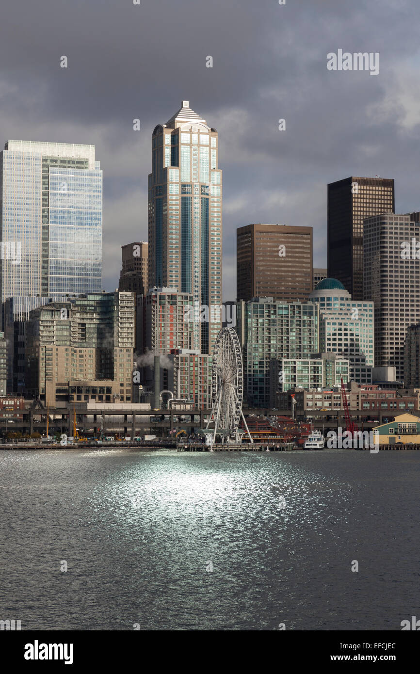 Downtown Seattle bei Sonnenuntergang von Elliott Bay - Seattle, King County, Washington, USA Stockfoto